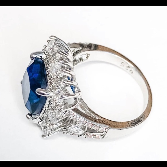 Cushion cut sapphire ring - Picture 4 of 4
